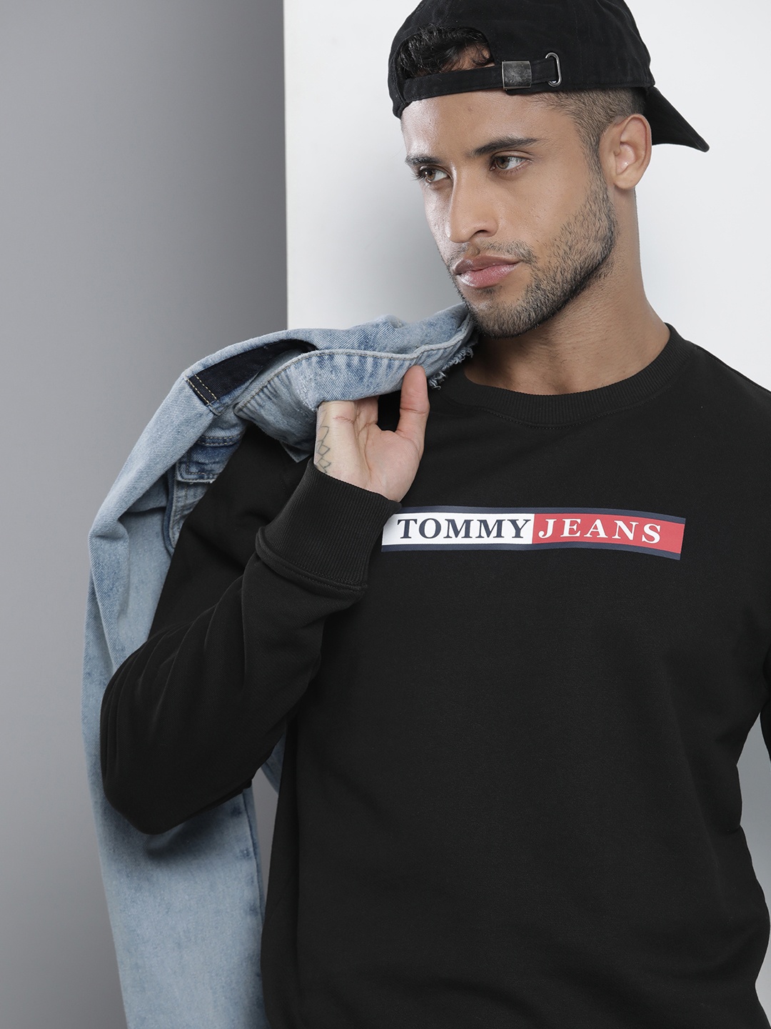 

Tommy Hilfiger Men Black REG ESSENTIAL Brand Logo Printed Sweatshirt