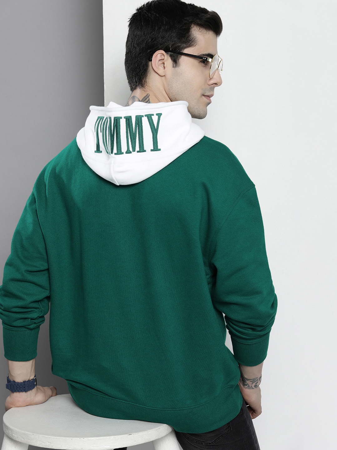 

Tommy Hilfiger Men Green Brand Logo Applique Hooded Sweatshirt