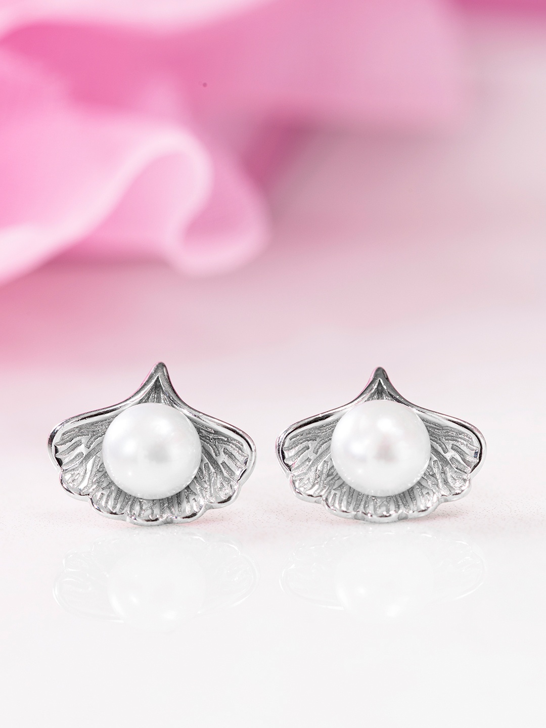 

Zavya White 925 Sterling Silver Rhodium-Plated Shell and Pearl Spherical Stud Earrings
