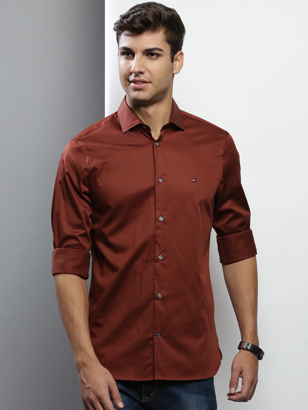 

Tommy Hilfiger Men Brown Solid Cotton Satin Finish Slim Fit Casual Shirt