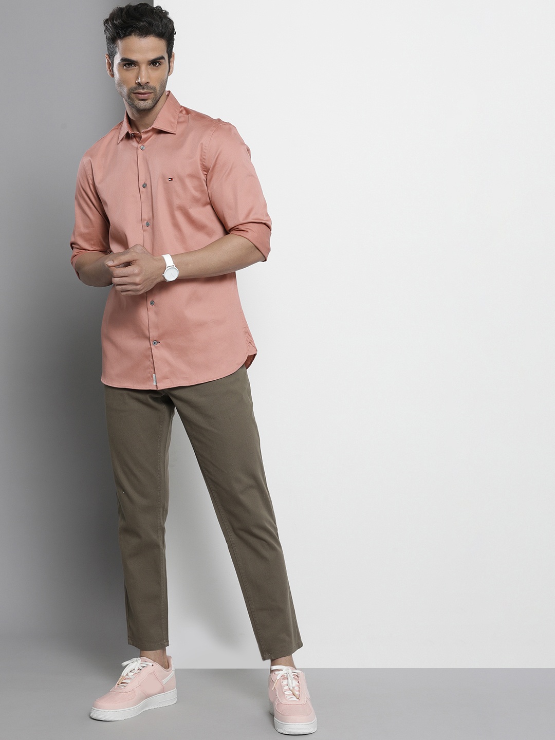 

Tommy Hilfiger Men Rose Solid Slim Fit Casual Shirt