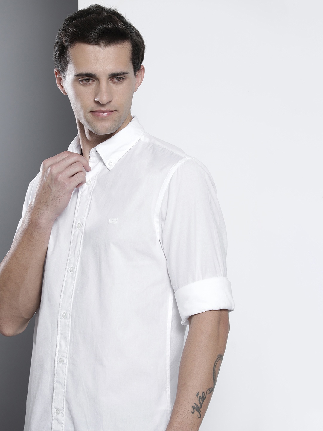 

Tommy Hilfiger Men White Solid Semi Sheer Organic Cotton Casual Shirt