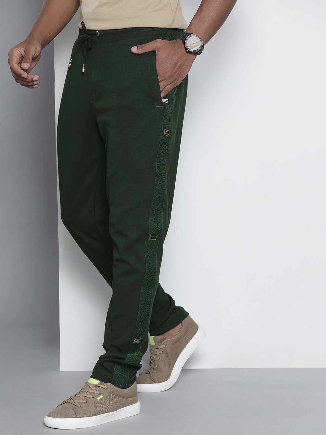 

Tommy Hilfiger Men Teal Green Solid Side Striped Joggers