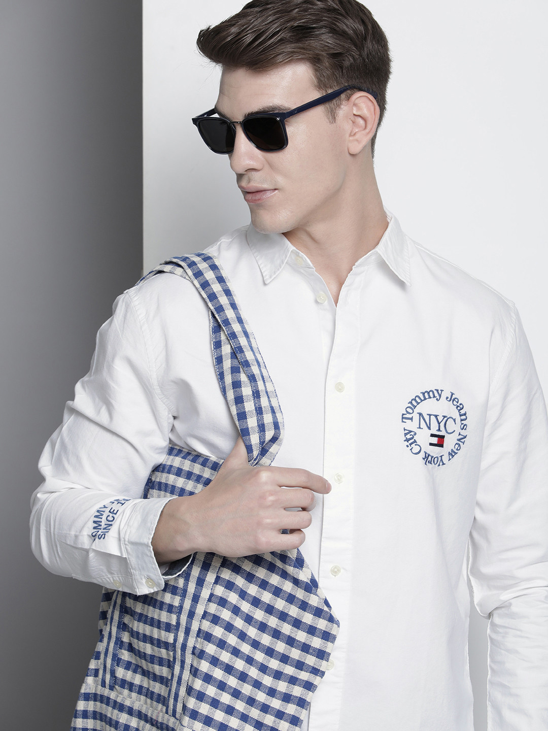 

Tommy Hilfiger Men White & Navy Blue Classic Fit Pure Cotton Casual Shirt