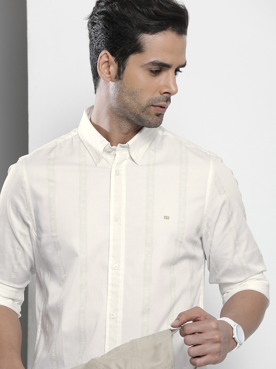 

Tommy Hilfiger Men White Striped Slim Fit Casual Shirt
