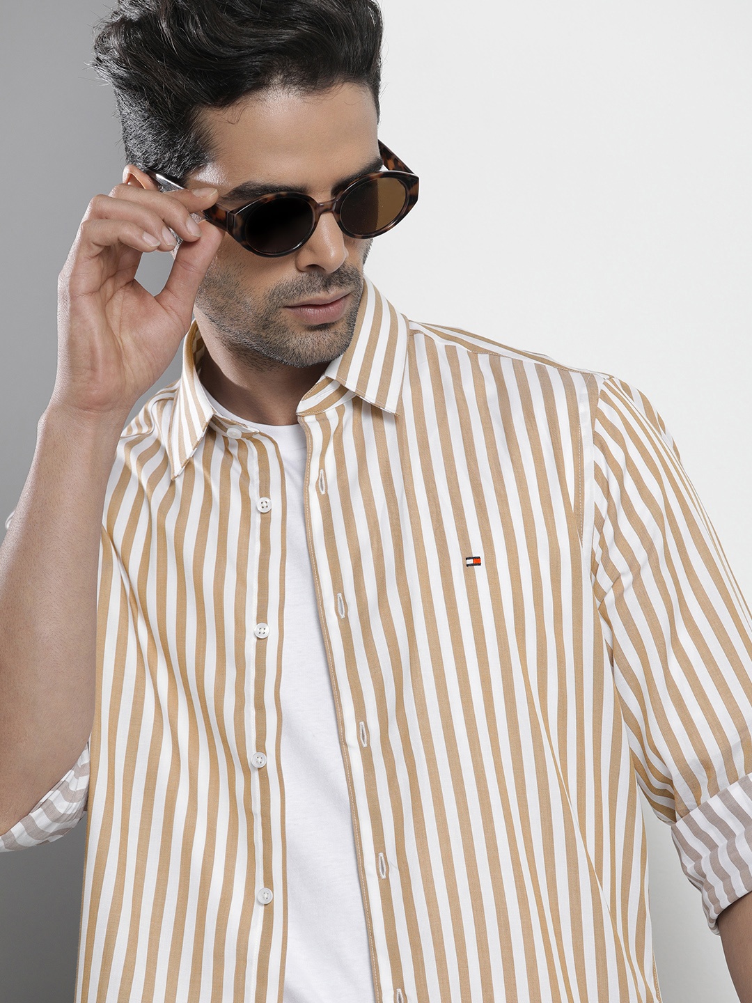 

Tommy Hilfiger Men Brown And White Slim Fit Striped Casual Shirt