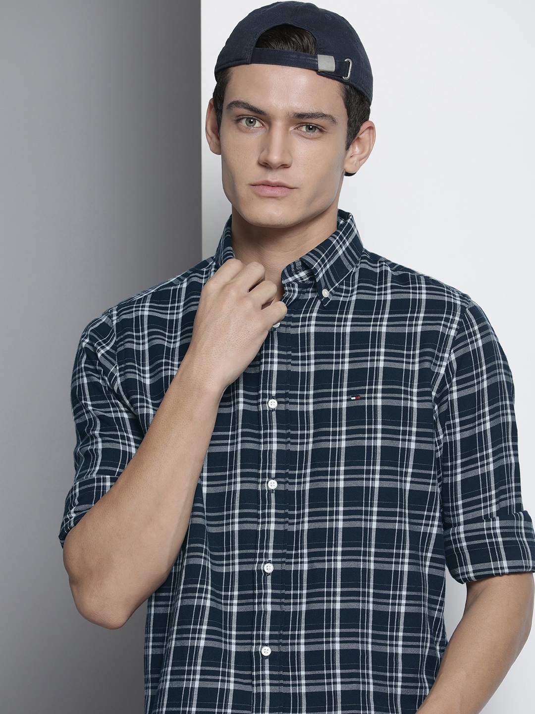 

Tommy Hilfiger Men Navy Blue & White Checked Pure Cotton Casual Shirt