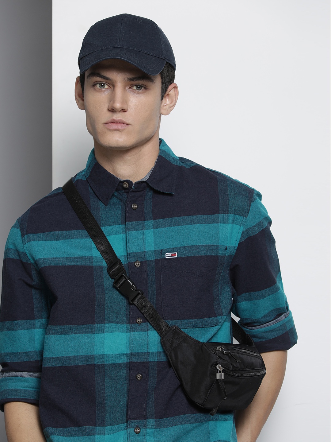 

Tommy Hilfiger Men Navy Blue Relaxed Fit Checked Pure Cotton Casual Shirt