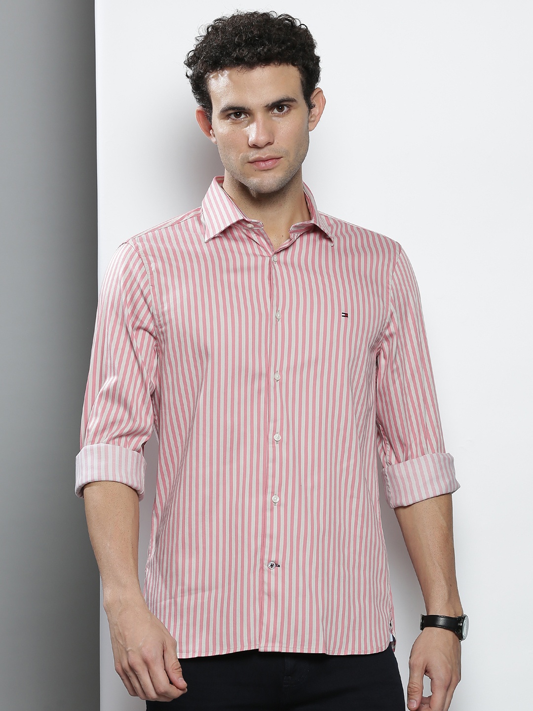 

Tommy Hilfiger Men White & Pink Slim Fit Striped Casual Shirt