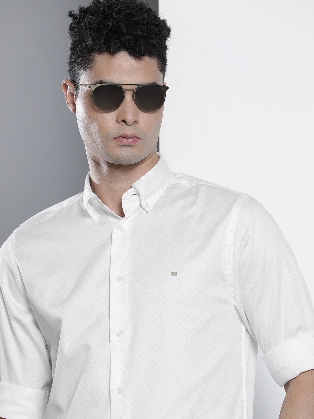 

Tommy Hilfiger Men White Geometric Printed Casual Shirt