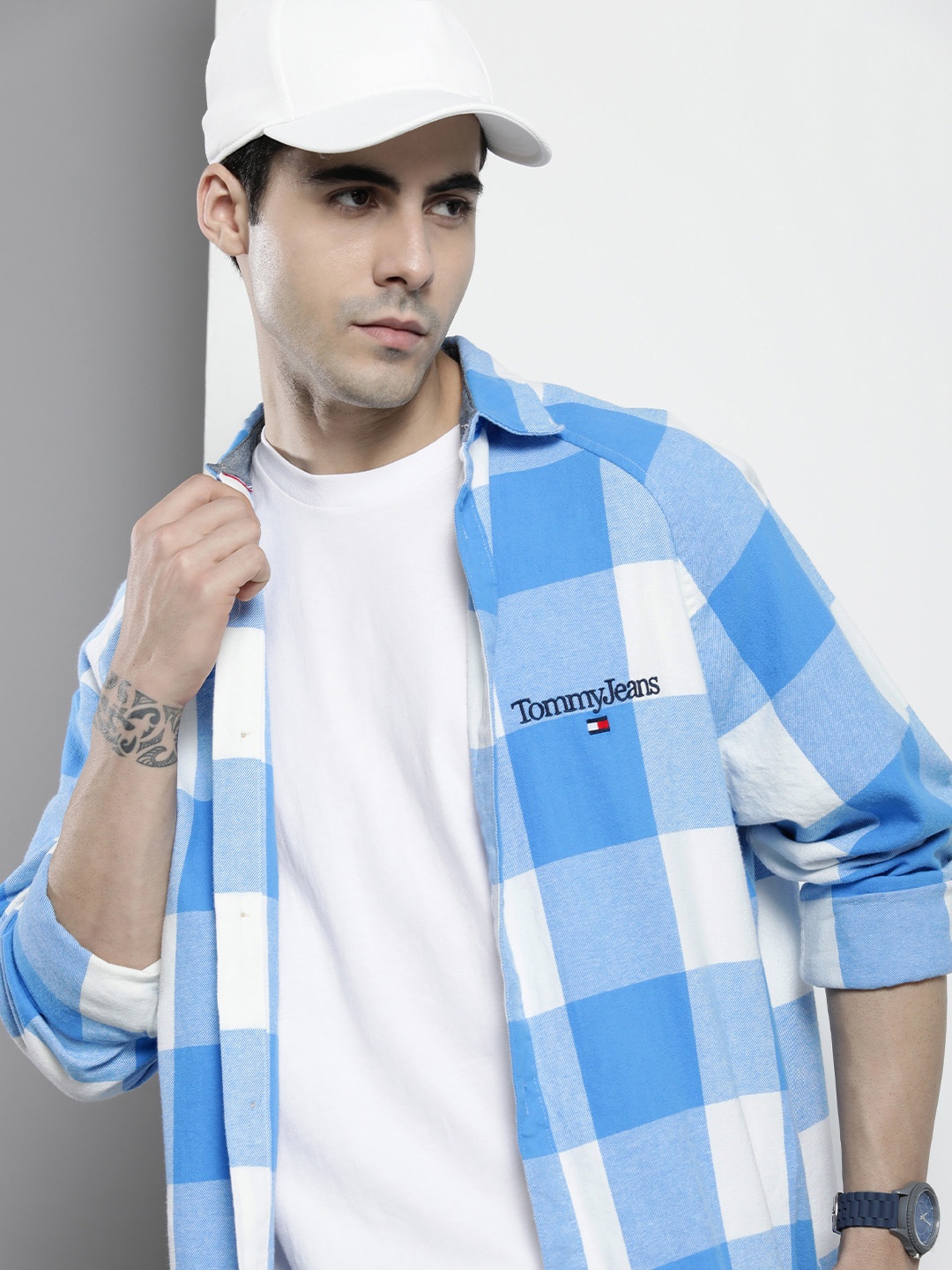 

Tommy Hilfiger Men Blue & White Checked Pure Cotton Skate Fit Casual Shirt