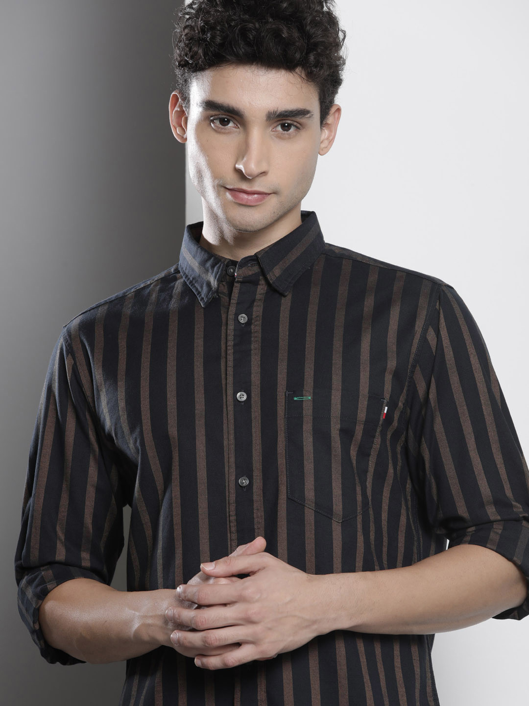 

Tommy Hilfiger Men Navy Blue & Brown Striped Casual Shirt