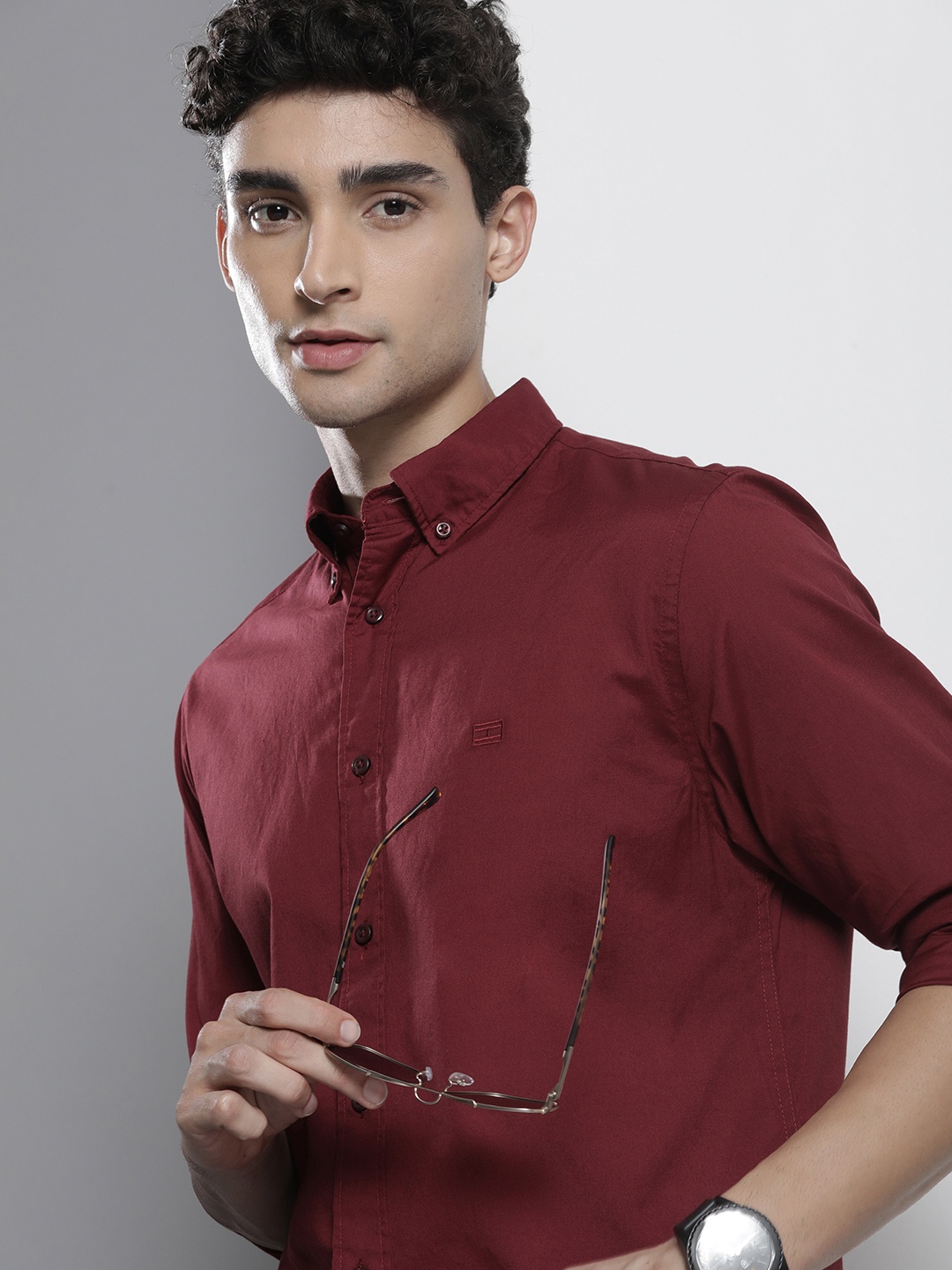 

Tommy Hilfiger Men Maroon Solid Pure Cotton Casual Shirt