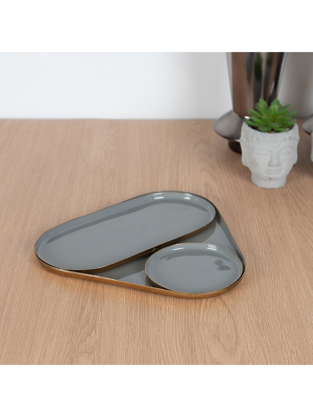 

HomeTown Set Of 3 Aruba Metal Triangular Platter, Grey
