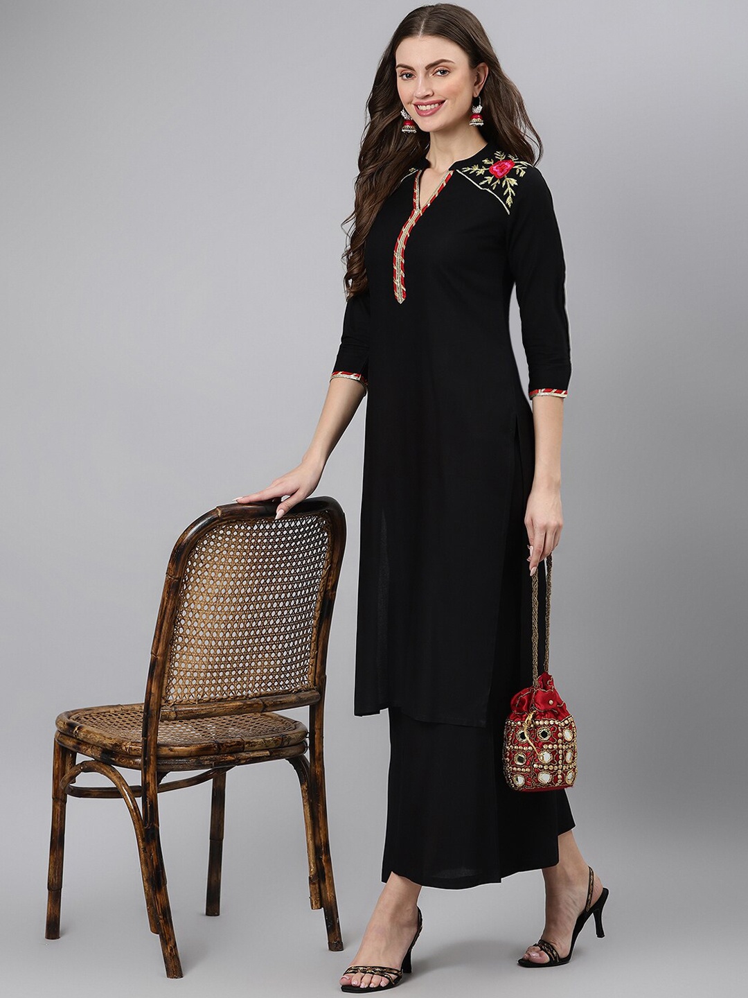 

Khushal K Women Black Geometric Thread Work Kurta