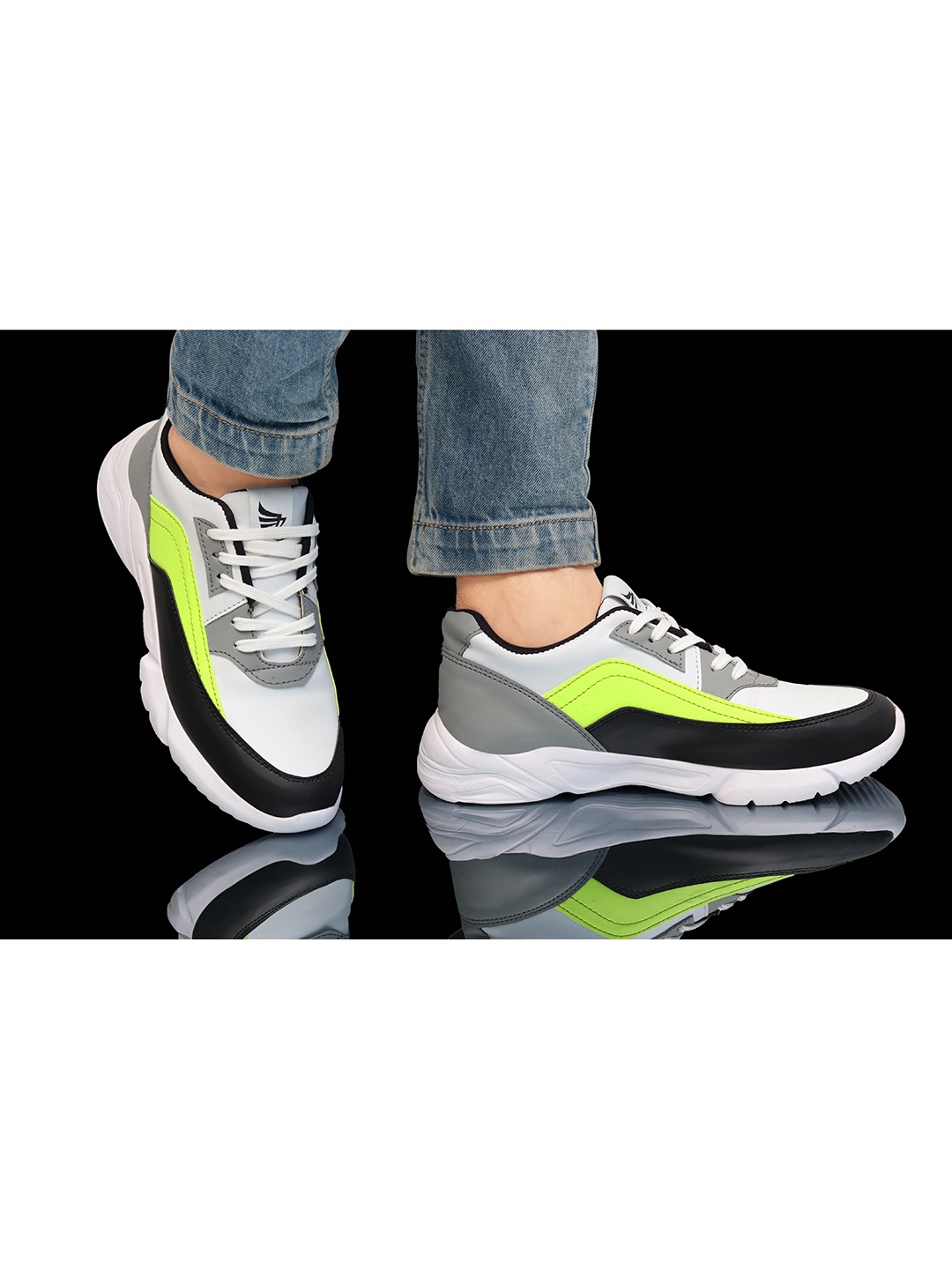 

birgos Men Green Colourblocked Sneakers