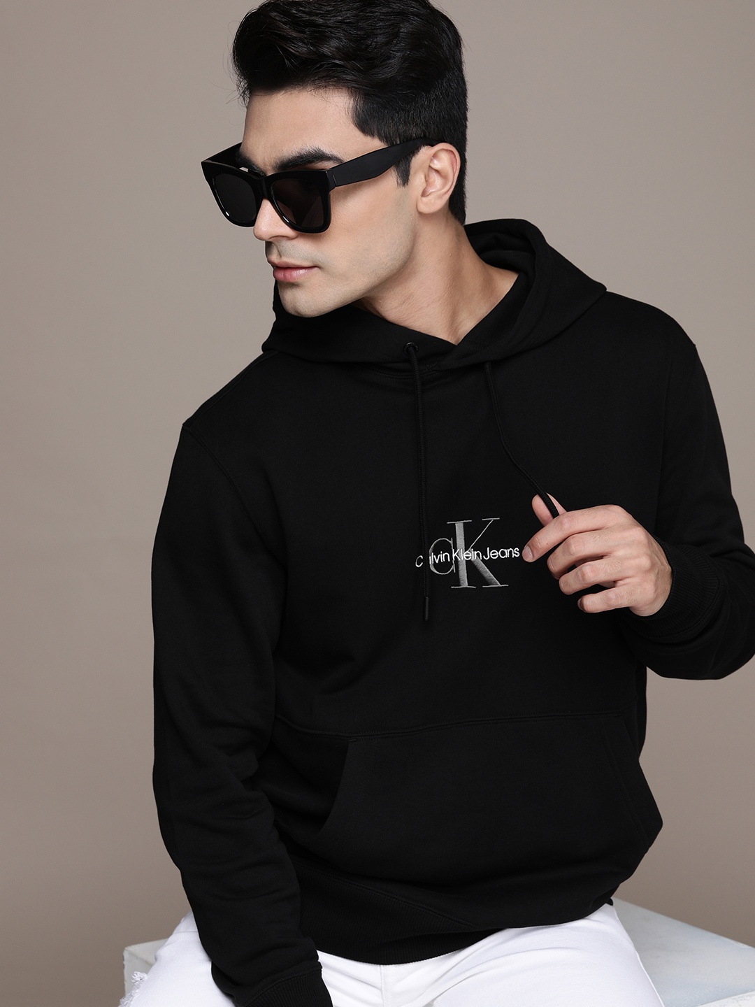 

Calvin Klein Jeans Men Black Brand Logo Detailed Hooded Pure Cotton Solid Sweatshirt