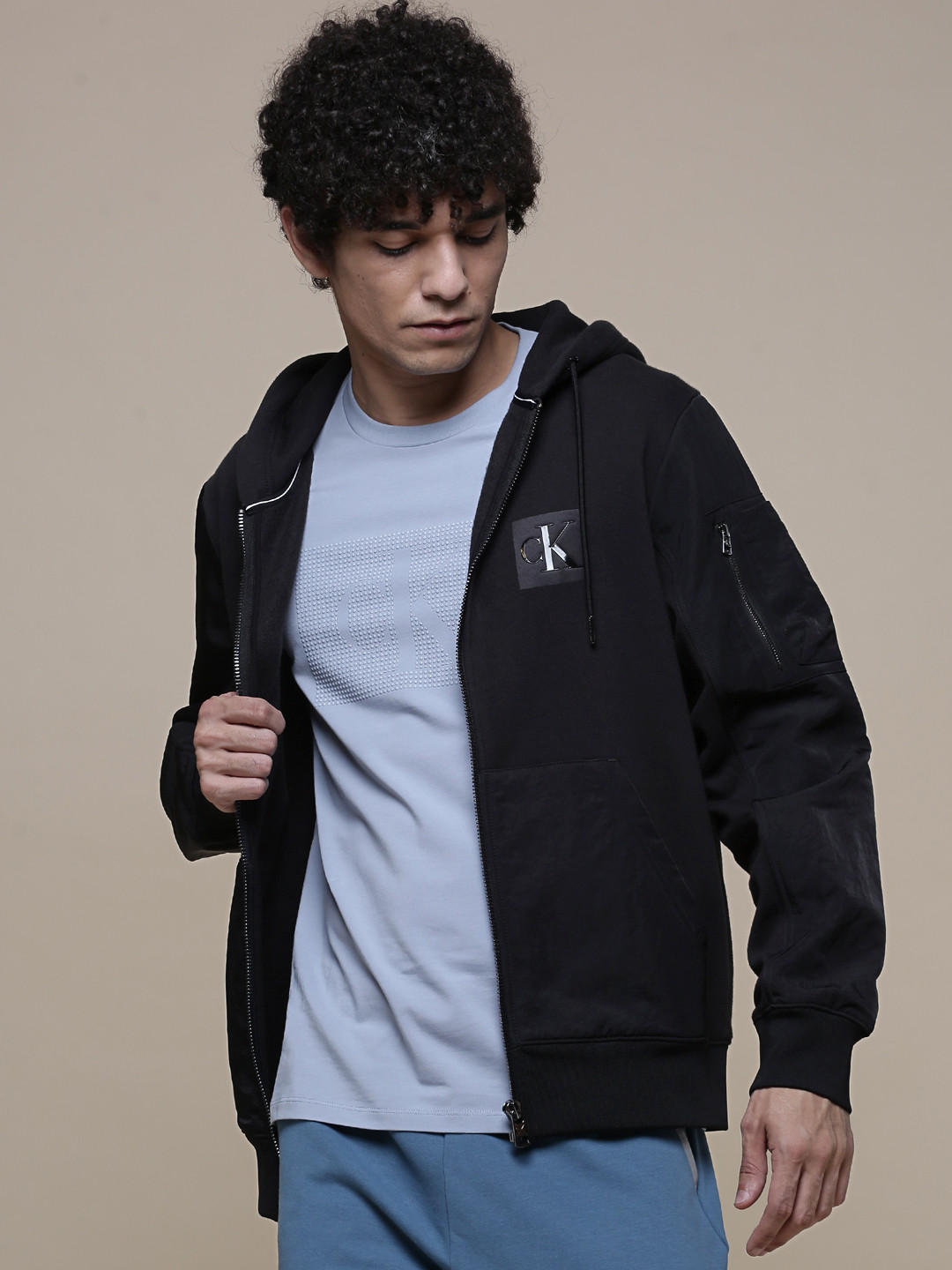 

Calvin Klein Jeans Men Black Hooded Sweatshirt
