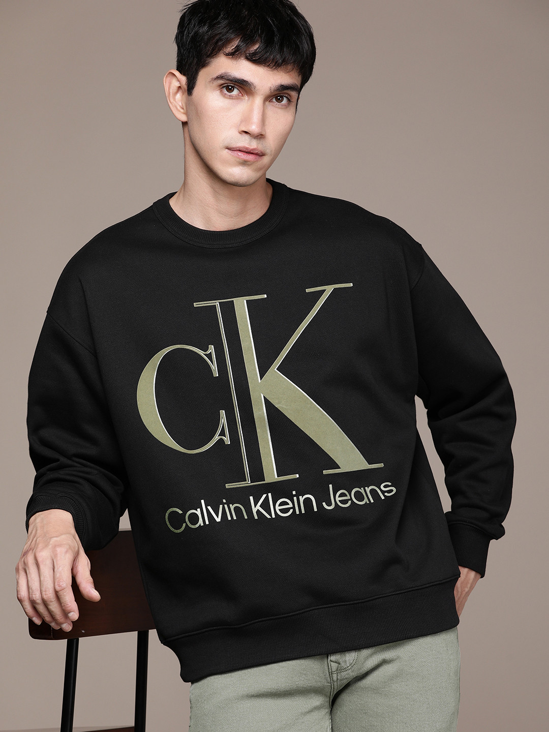 

Calvin Klein Jeans Men Black & Olive Green Brand Logo Printed Applique Sweatshirt