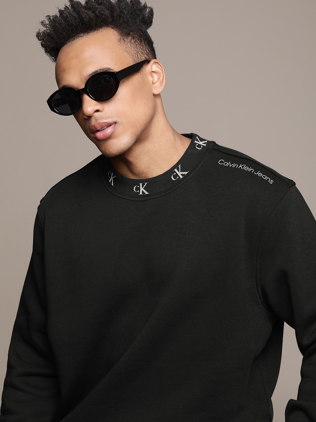 

Calvin Klein Jeans Men Black Brand Logo Detail Crew Neck Sweatshirt