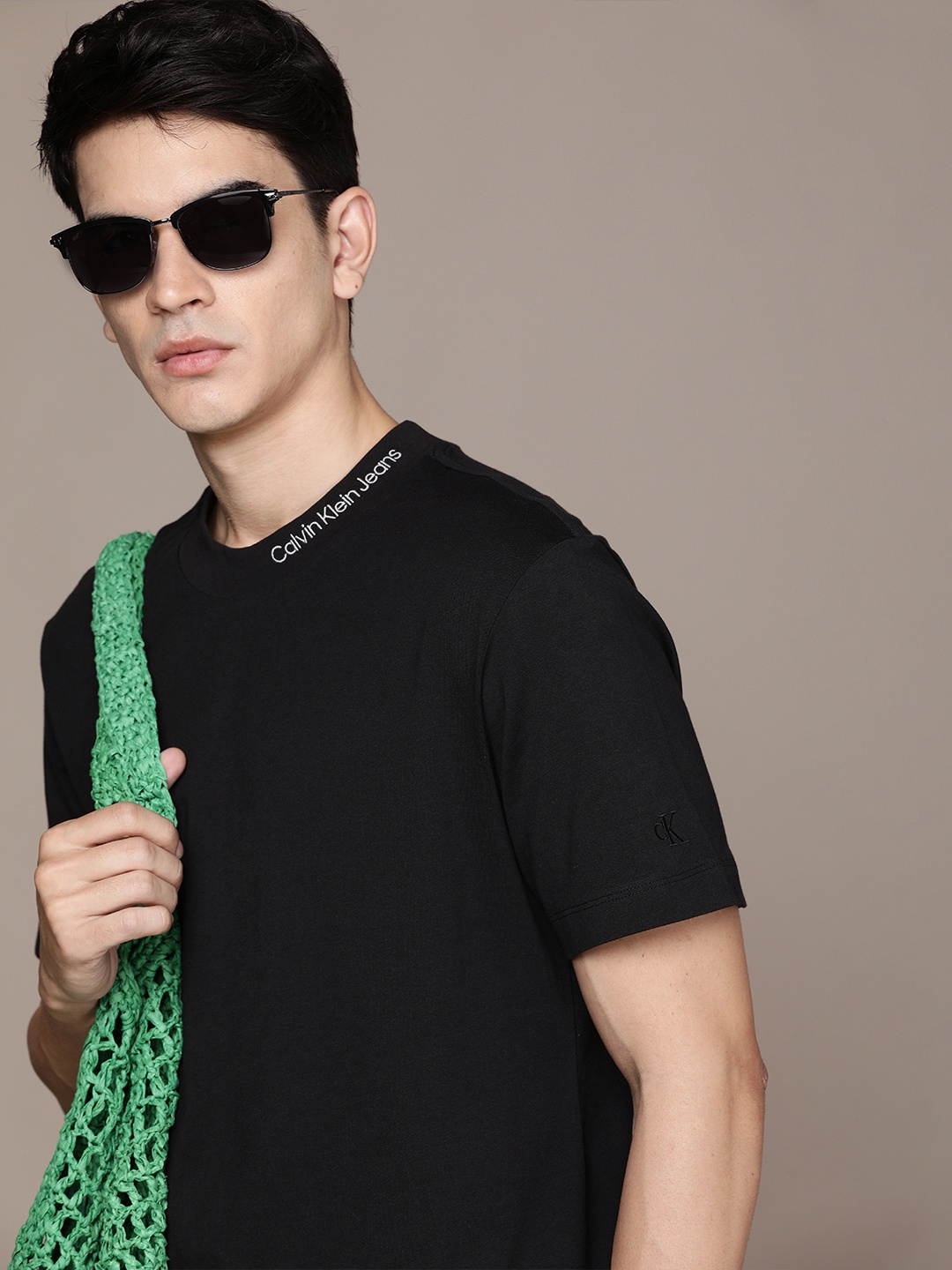 

Calvin Klein Jeans Men Black Pure Cotton Brand Logo Detail T-shirt