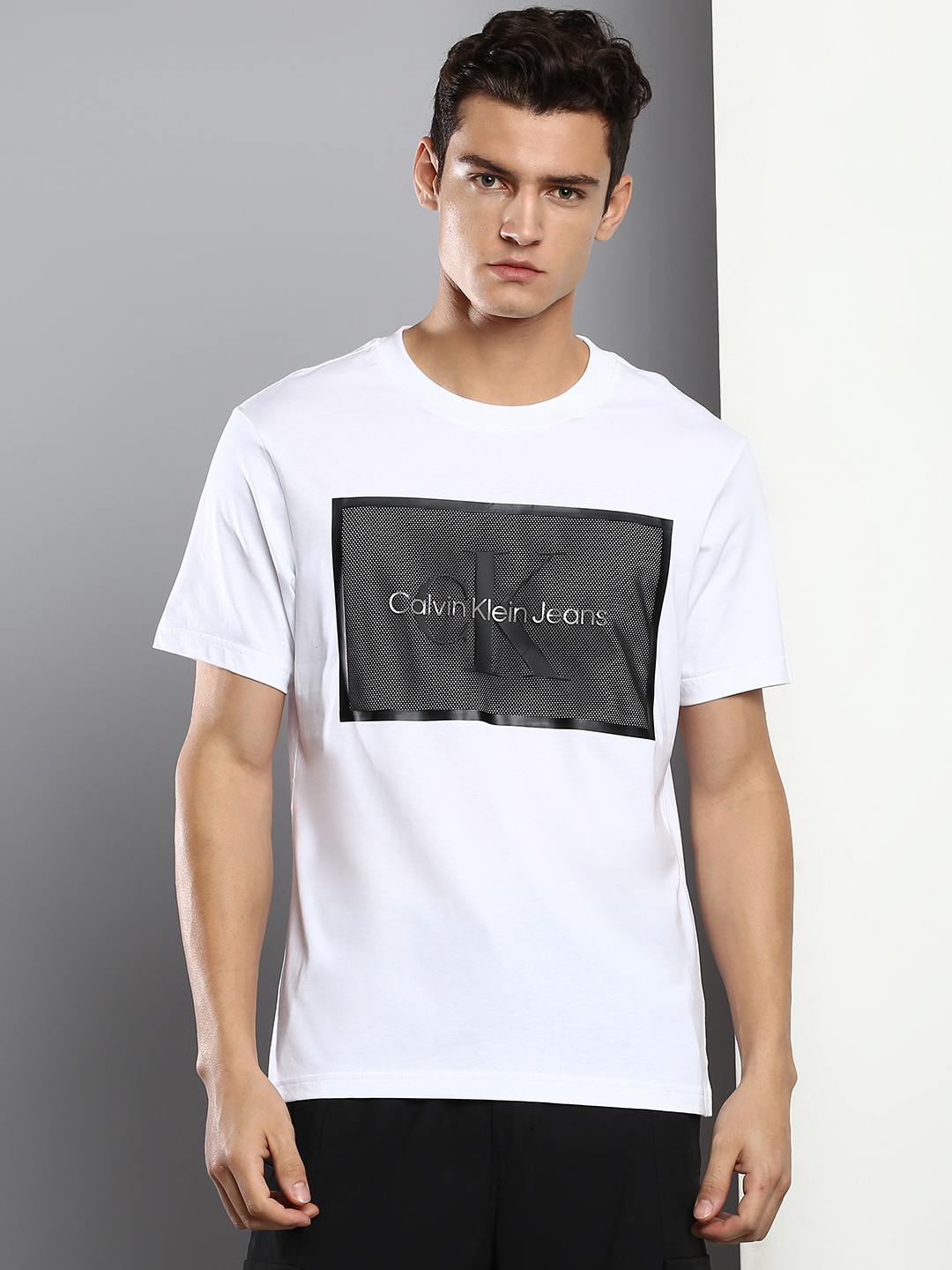 

Calvin Klein Jeans Men White & Black Brand Logo Printed Organic Cotton Applique Slim Fit T-shirt