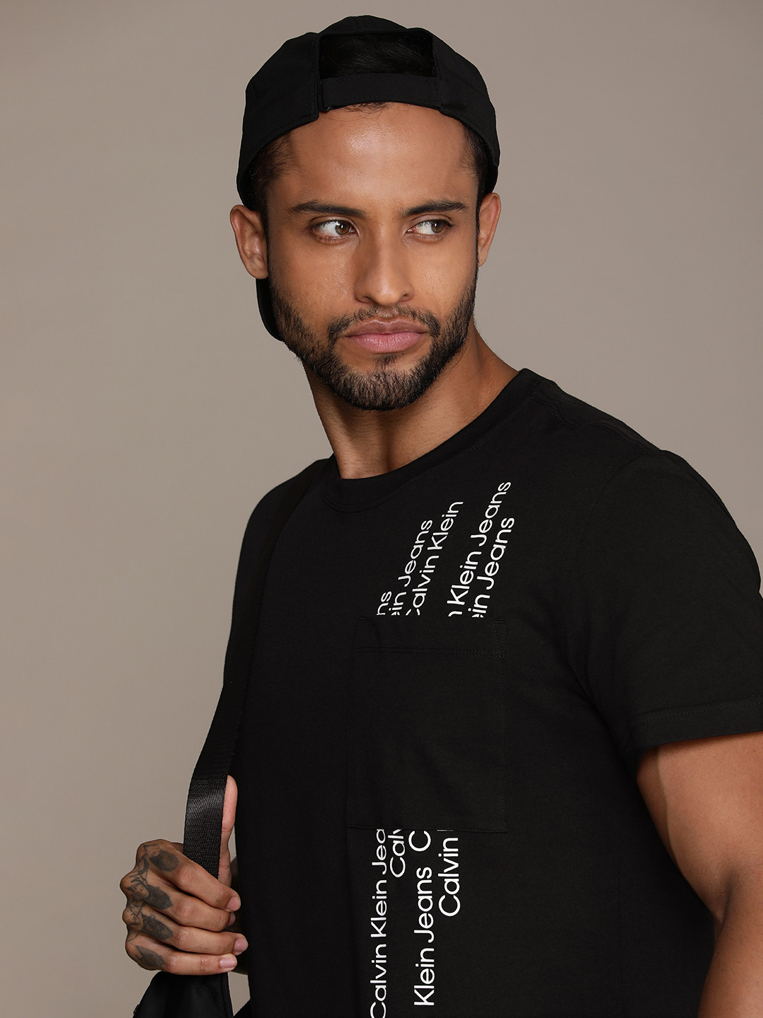 

Calvin Klein Jeans Men Black Brand Logo Printed Pure Cotton Applique Slim Fit T-shirt