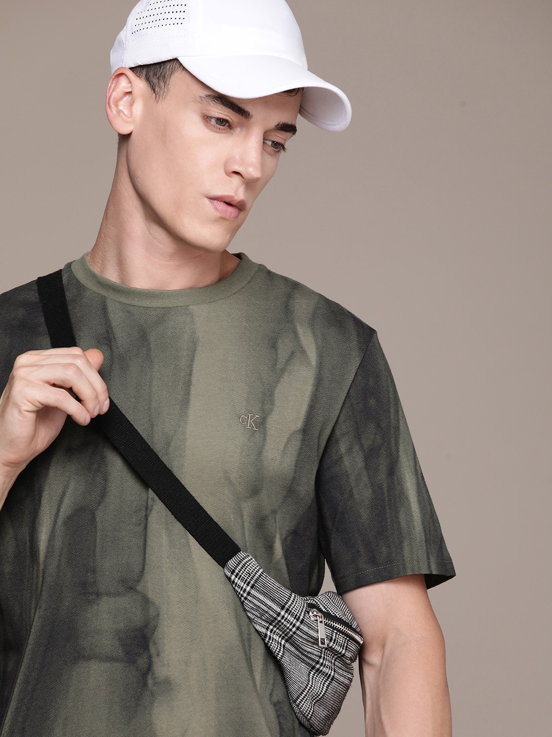 

Calvin Klein Jeans Men Olive Green Printed Organic Cotton T-shirt