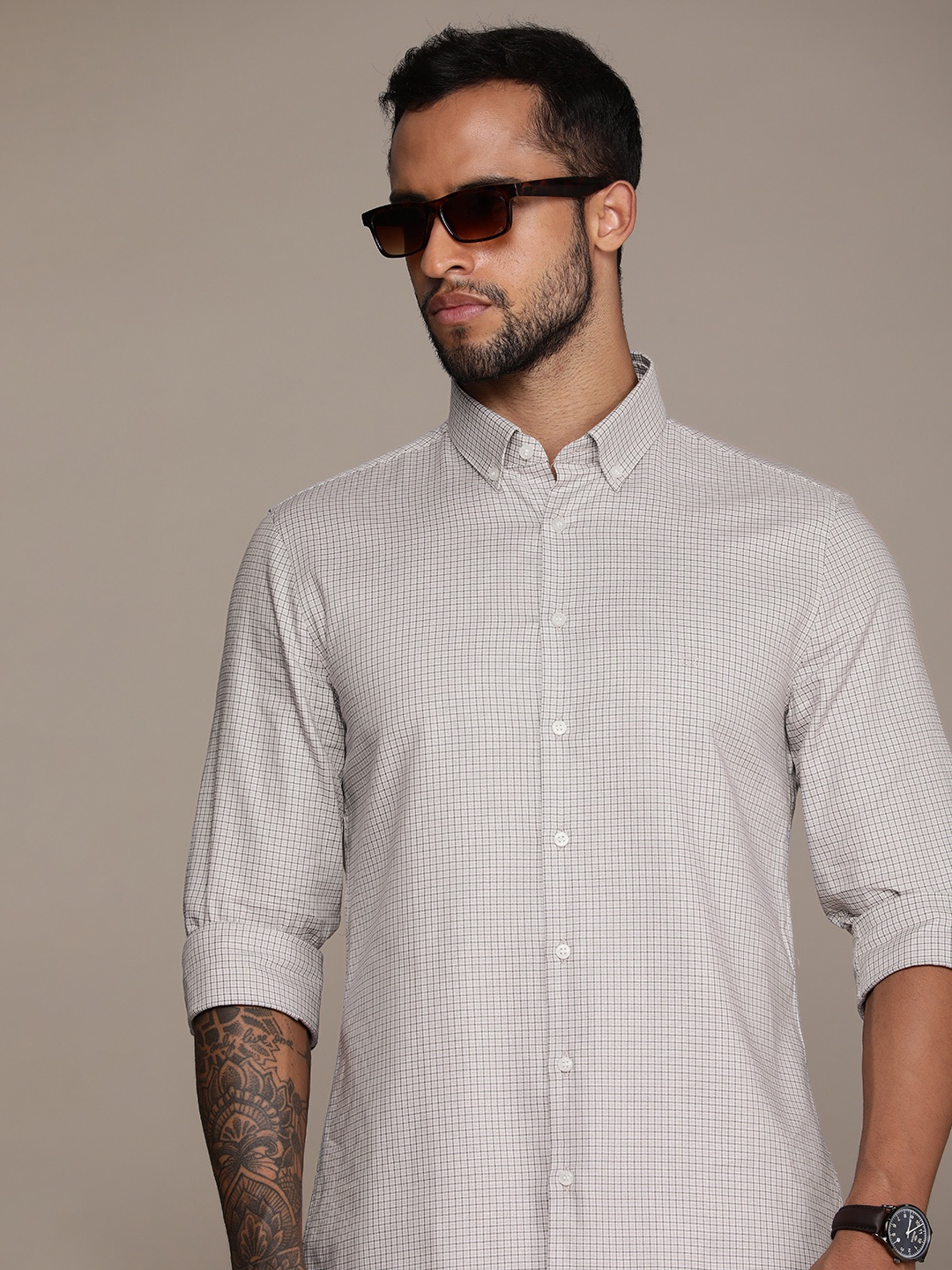 

Calvin Klein Jeans Men Beige And Grey Smart Slim Fit Micro Checked Casual Shirt
