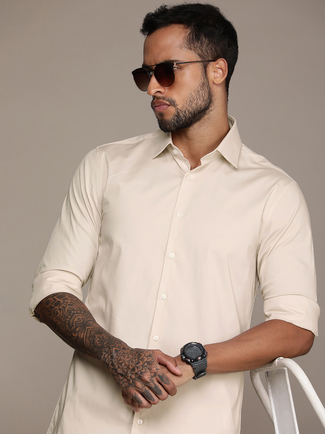 

Calvin Klein Jeans Men Beige Solid Slim Fit Casual Shirt