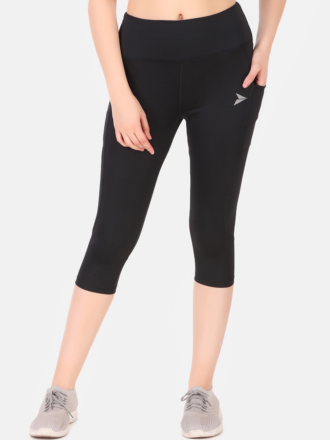 

FITINC Women Black Capris