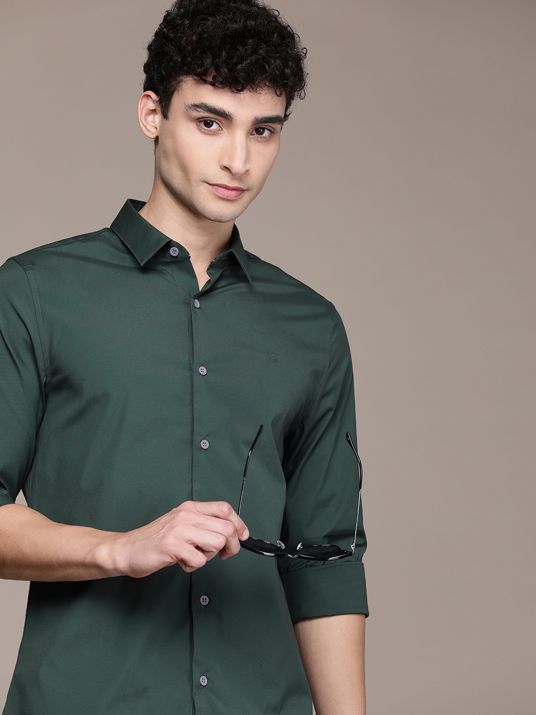 

Calvin Klein Jeans Men Dark Green Solid Slim Fit Casual Shirt