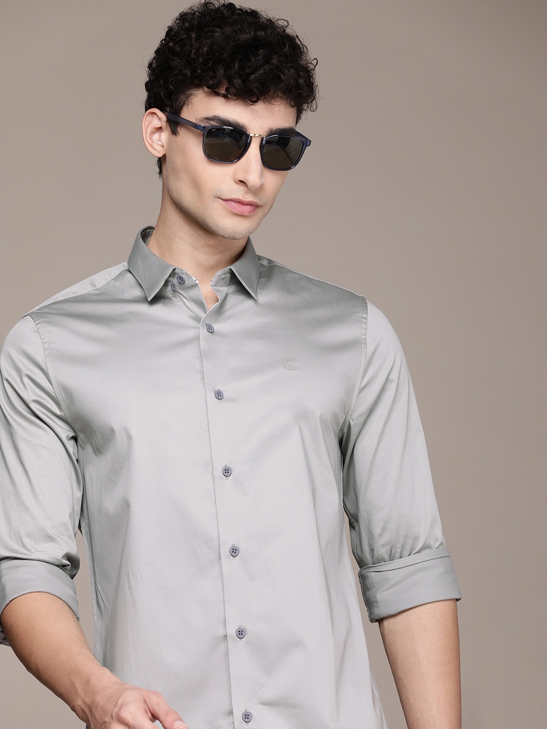 

Calvin Klein Jeans Men Grey Solid Slim Fit Satin Casual Shirt