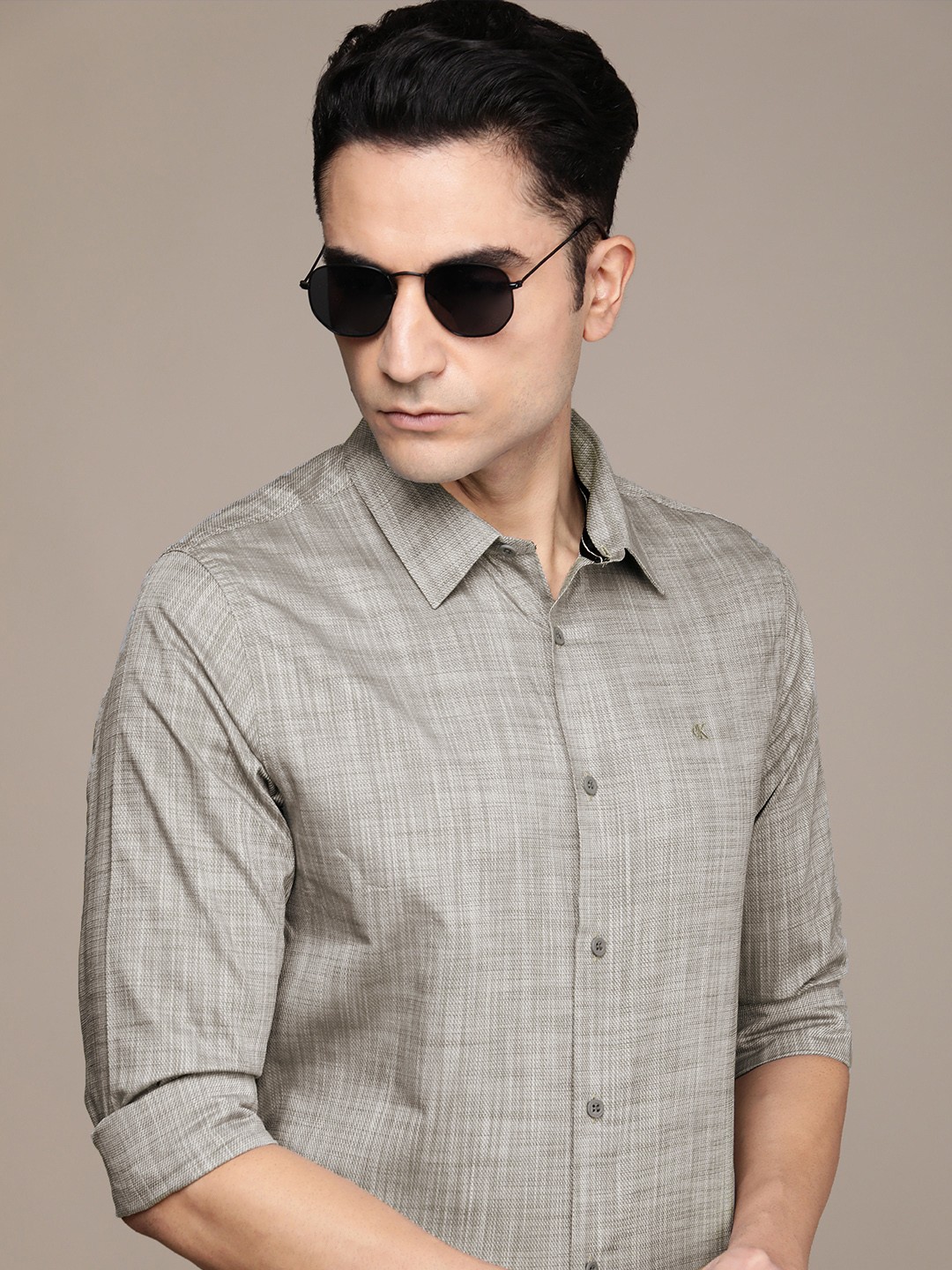 

Calvin Klein Jeans Men Olive Green Textured Smart Slim Fit Casual Shirt