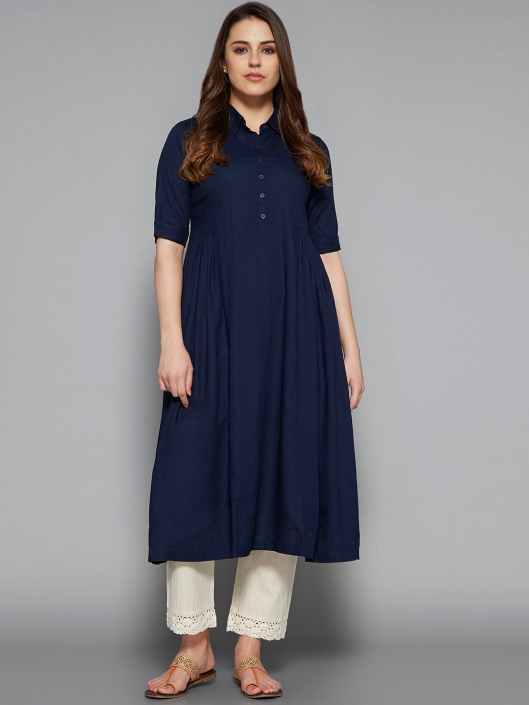 

Pistaa Women Navy Blue Geometric Flared Sleeves Thread Work Kurta