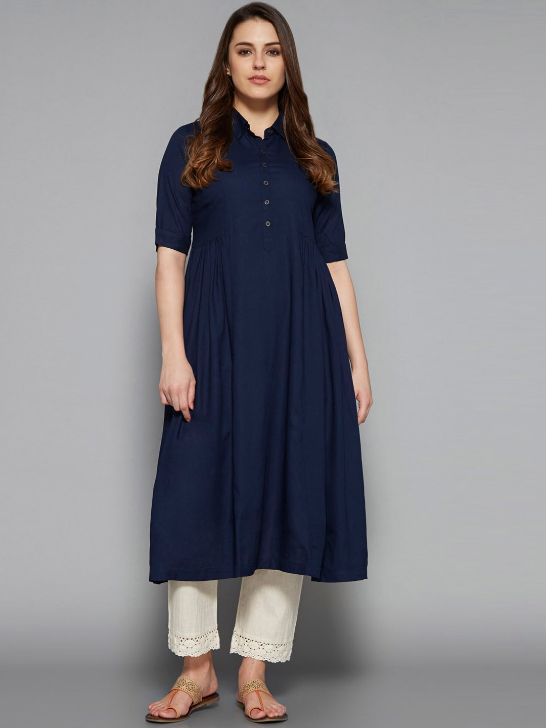 

Pistaa Women Navy Blue Geometric Flared Sleeves Thread Work Kurta