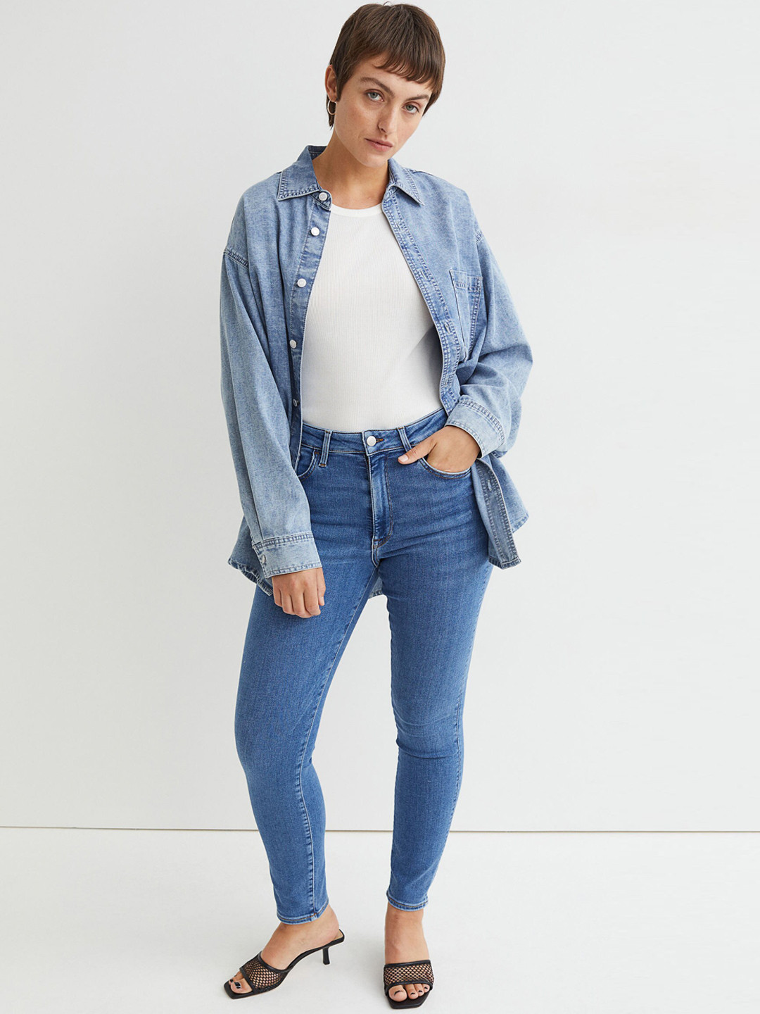 

H&M Women Blue Slim Fit Slash Knee Heavy Fade Jeans 91% Cotton