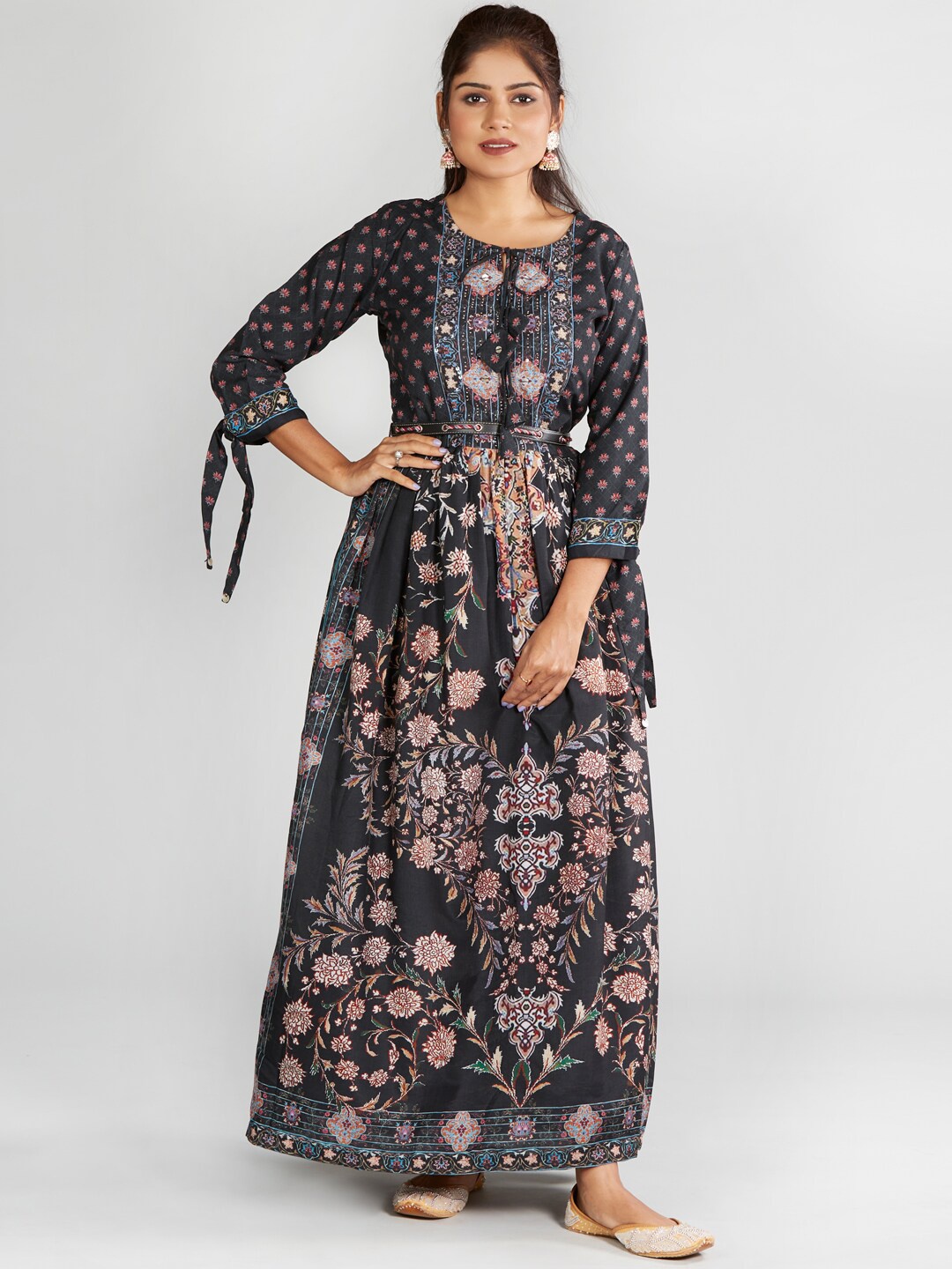 

taruni Black Floral Printed Kurti