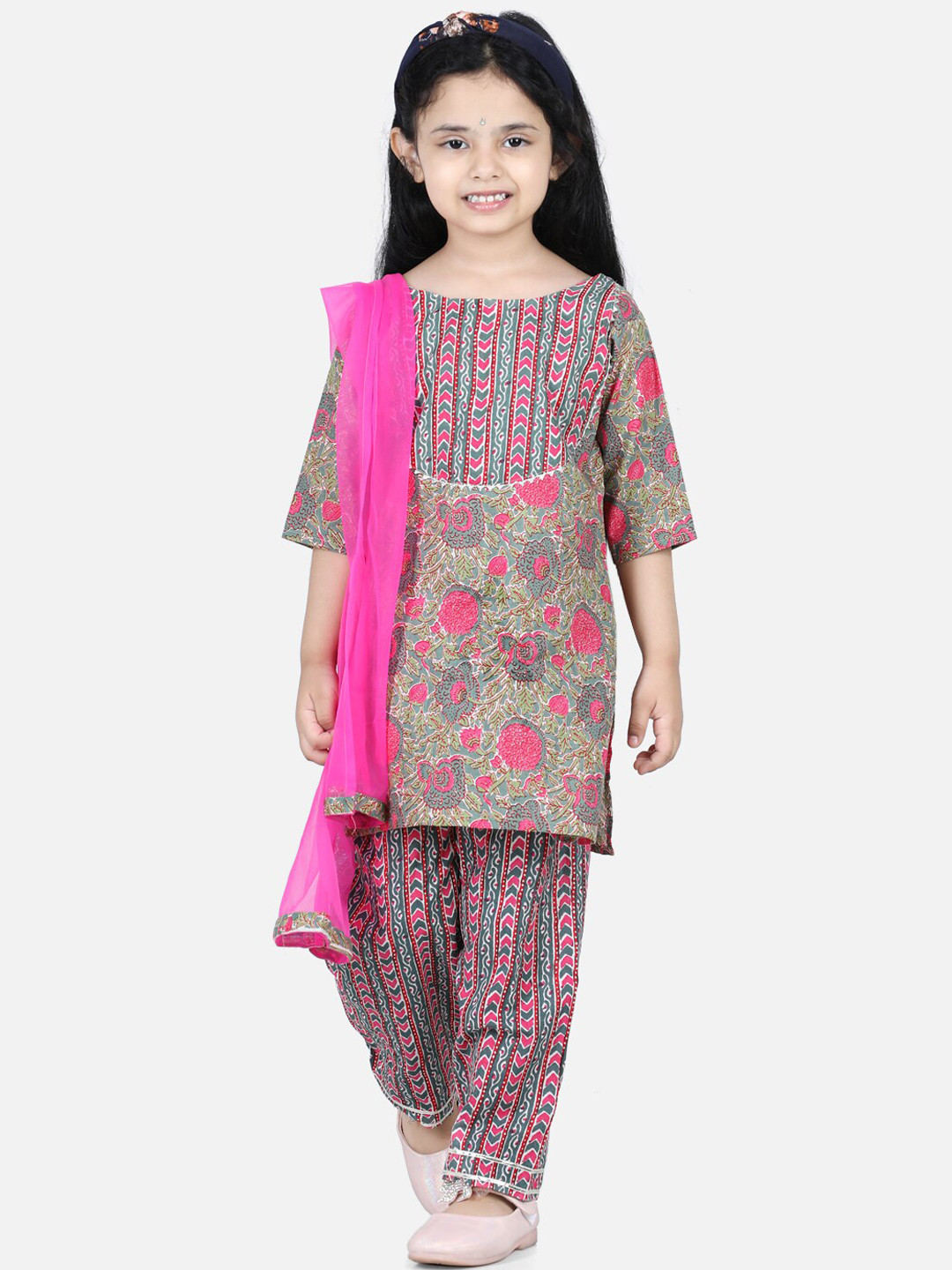 

BownBee Girls Green Pure Cotton Printed Kurti with Pant
