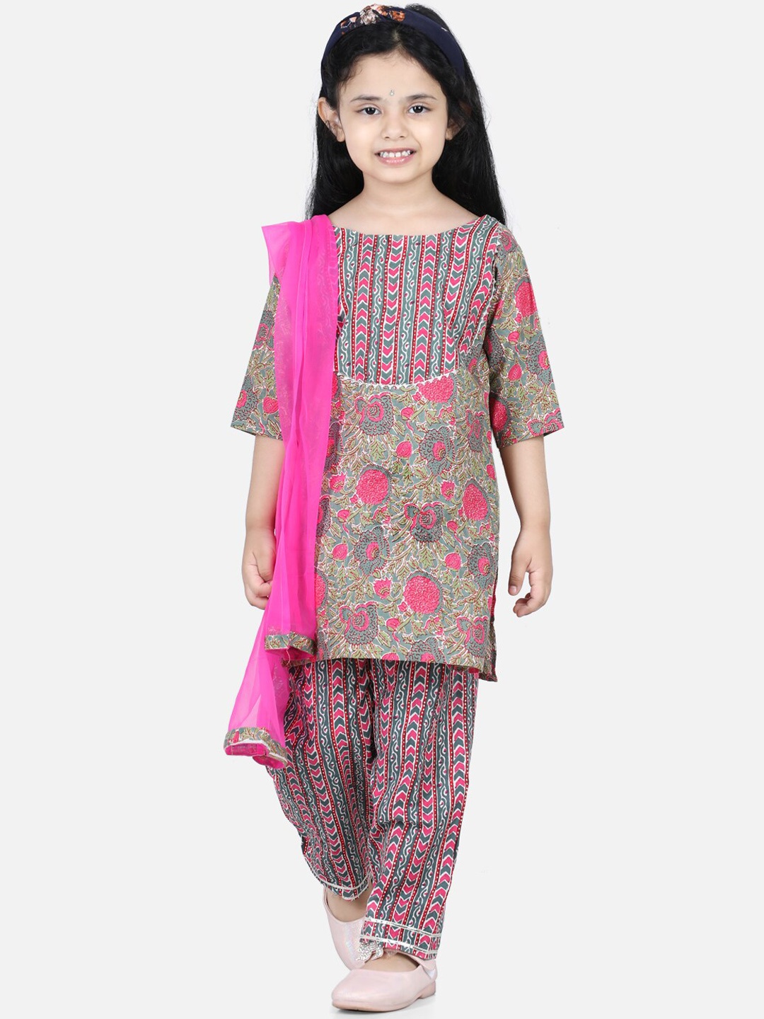 

BownBee Girls Green Pure Cotton Floral Print Kurti with Trousers & Dupatta