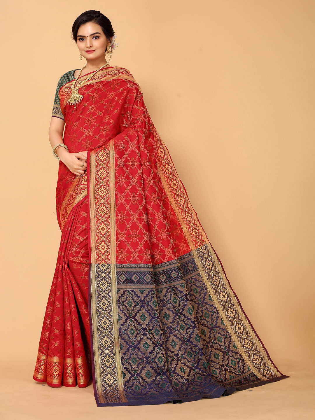 

Sangria Women Red Sarees