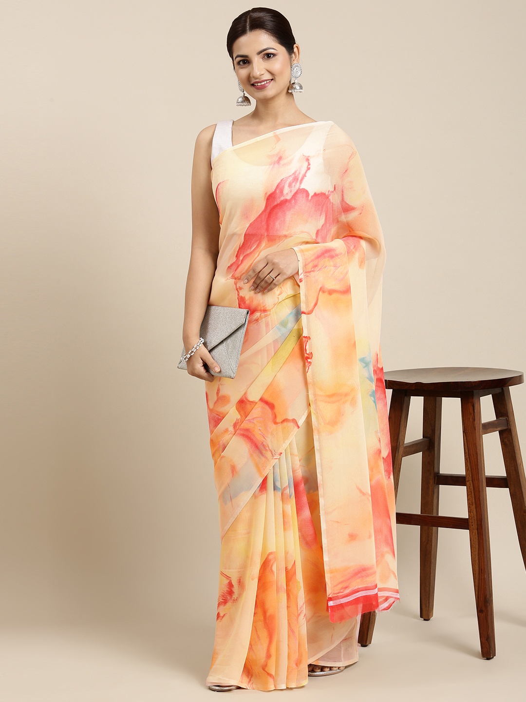 

PERFECTBLUE Cream-Coloured & Red Floral Printed Saree