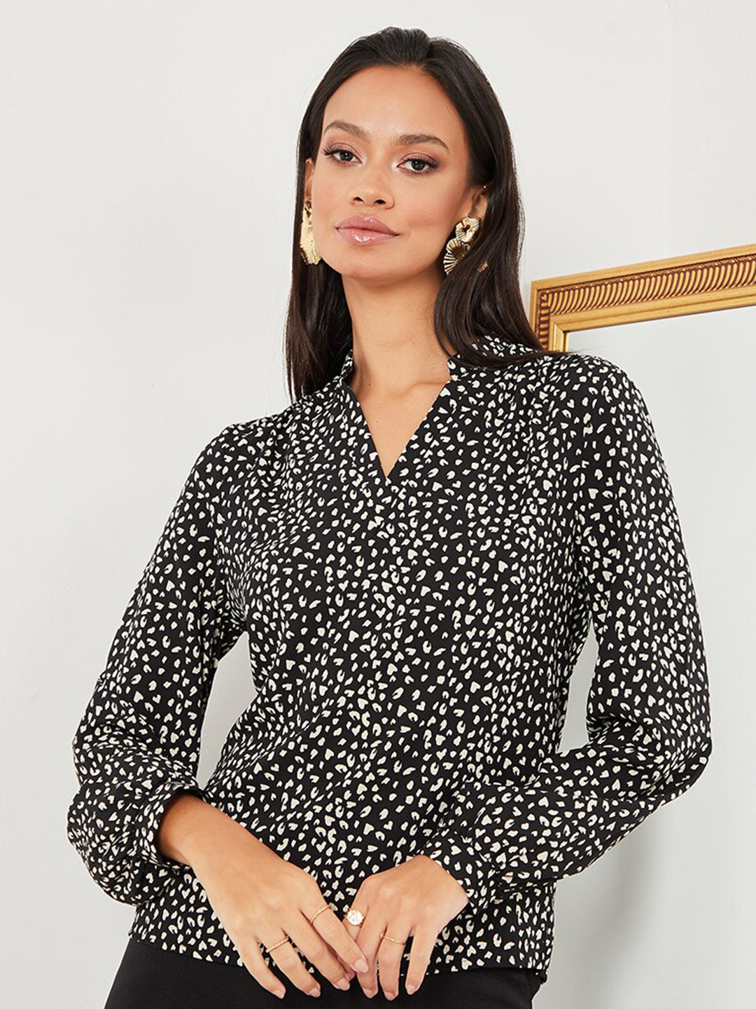 

Styli Black Ditsy Print V Neck Long Sleeves Blouse