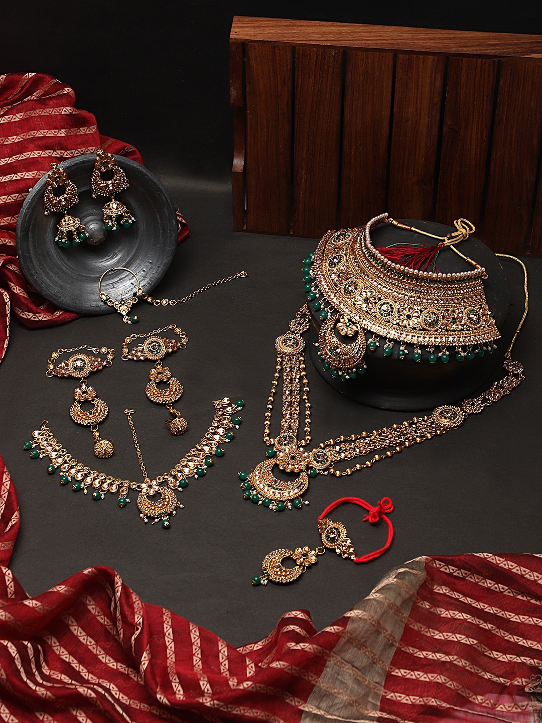 

STEORRA JEWELS Green & Gold-Toned & Plated Embellished Kundan Studded Jewellery Set