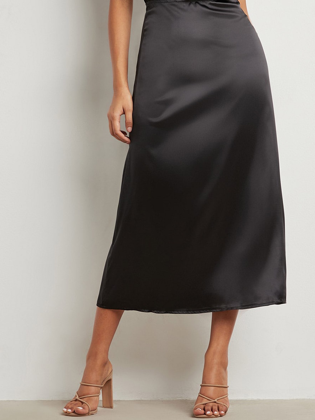 

Styli Women Black Zip Closure A-Line Maxi Skirt