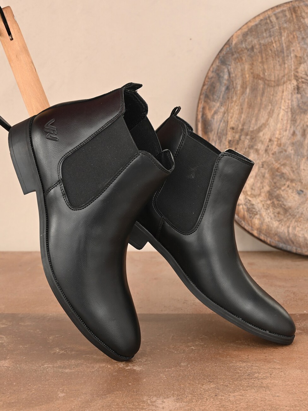

VIV Men Black Solid Chelsea Boots