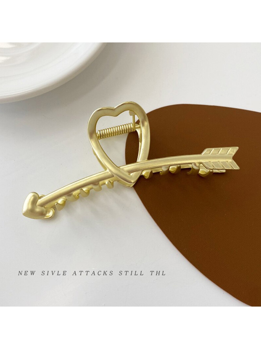 

VAGHBHATT Women Gold-Toned Claw Clip
