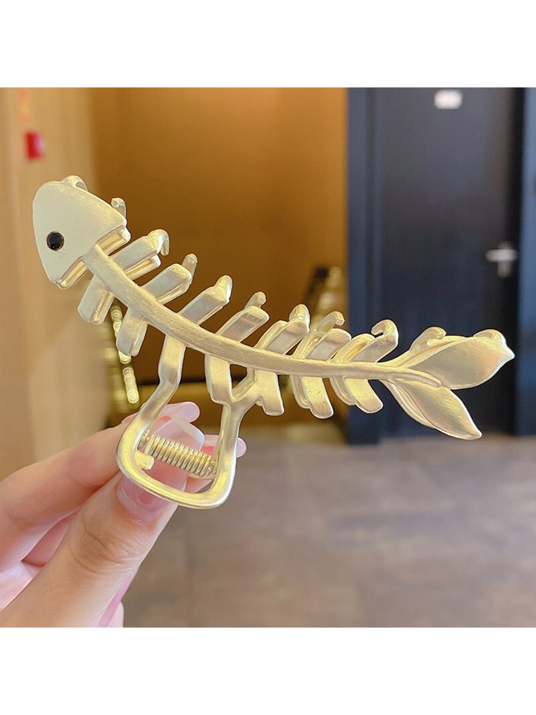 

VAGHBHATT Women Gold-Toned Claw Clip