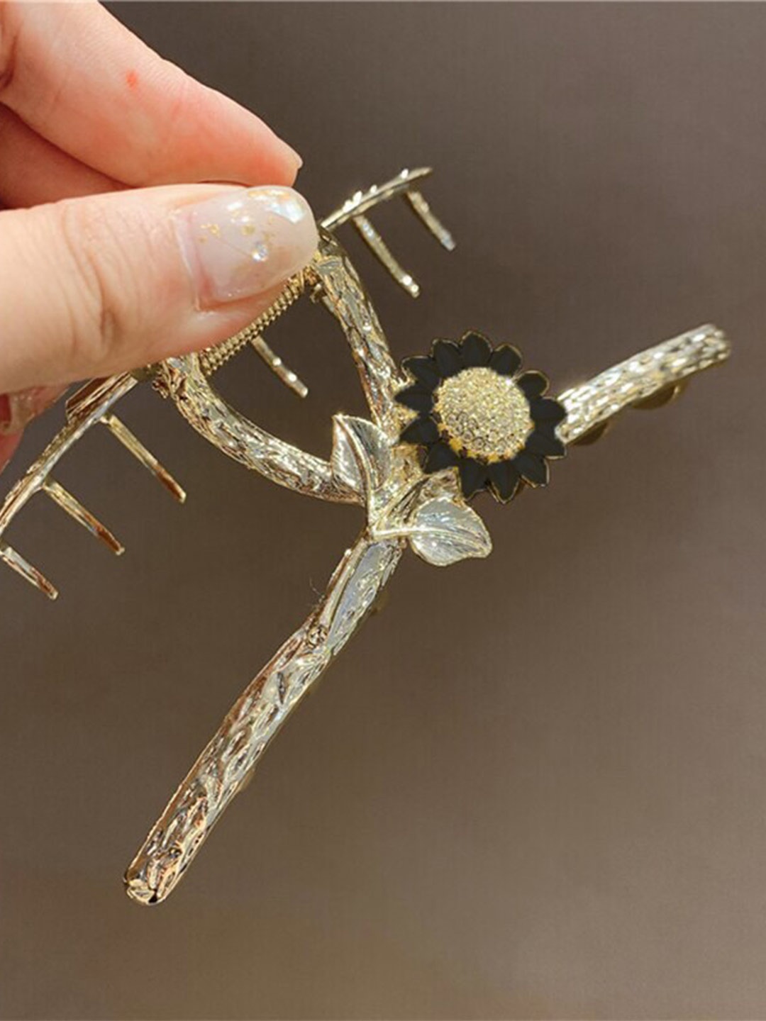 

VAGHBHATT Women Black & Gold-Toned Claw Clip