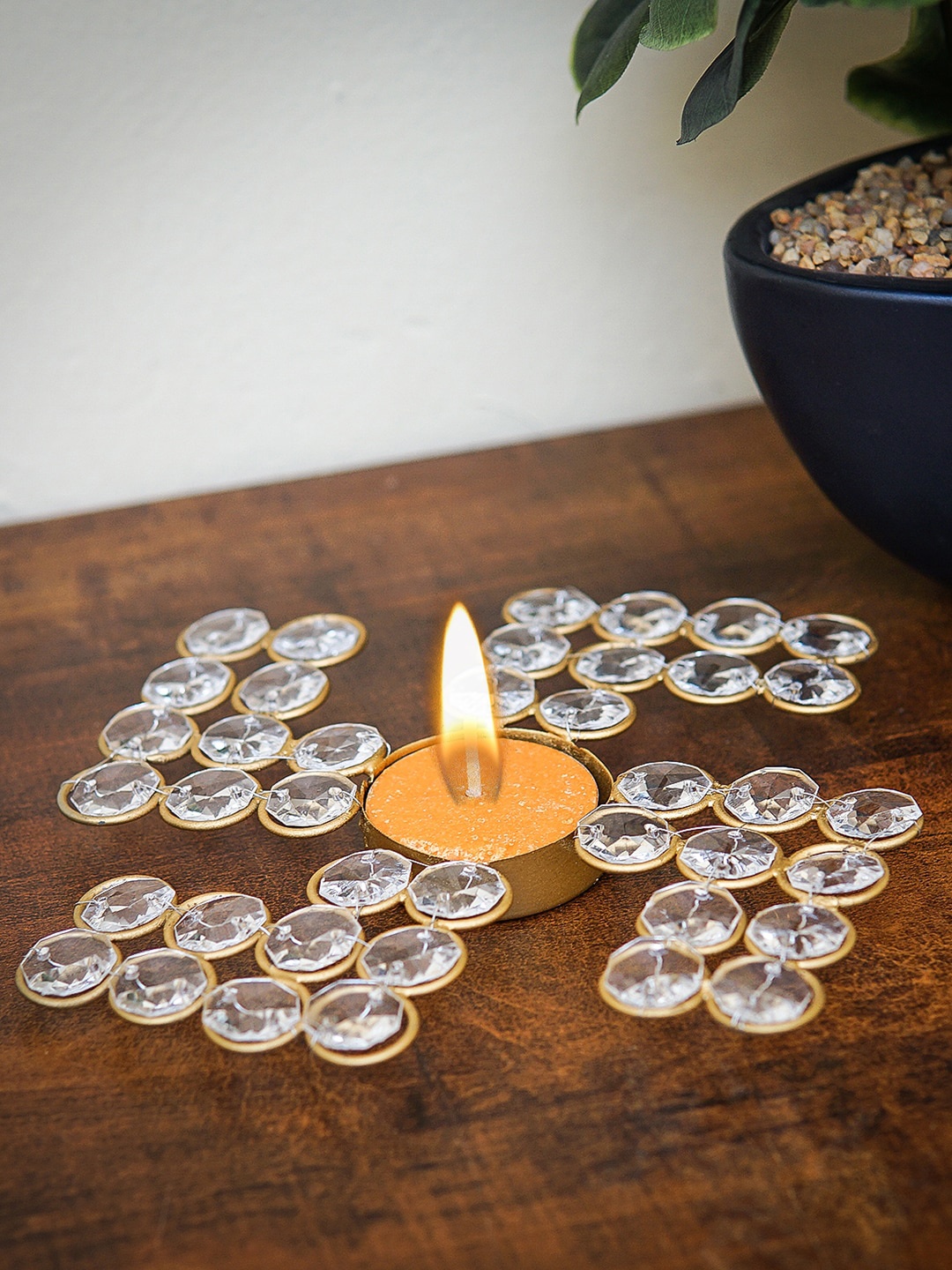 

StatueStudio Gold-Toned & White Metal Tealight Candle Holder